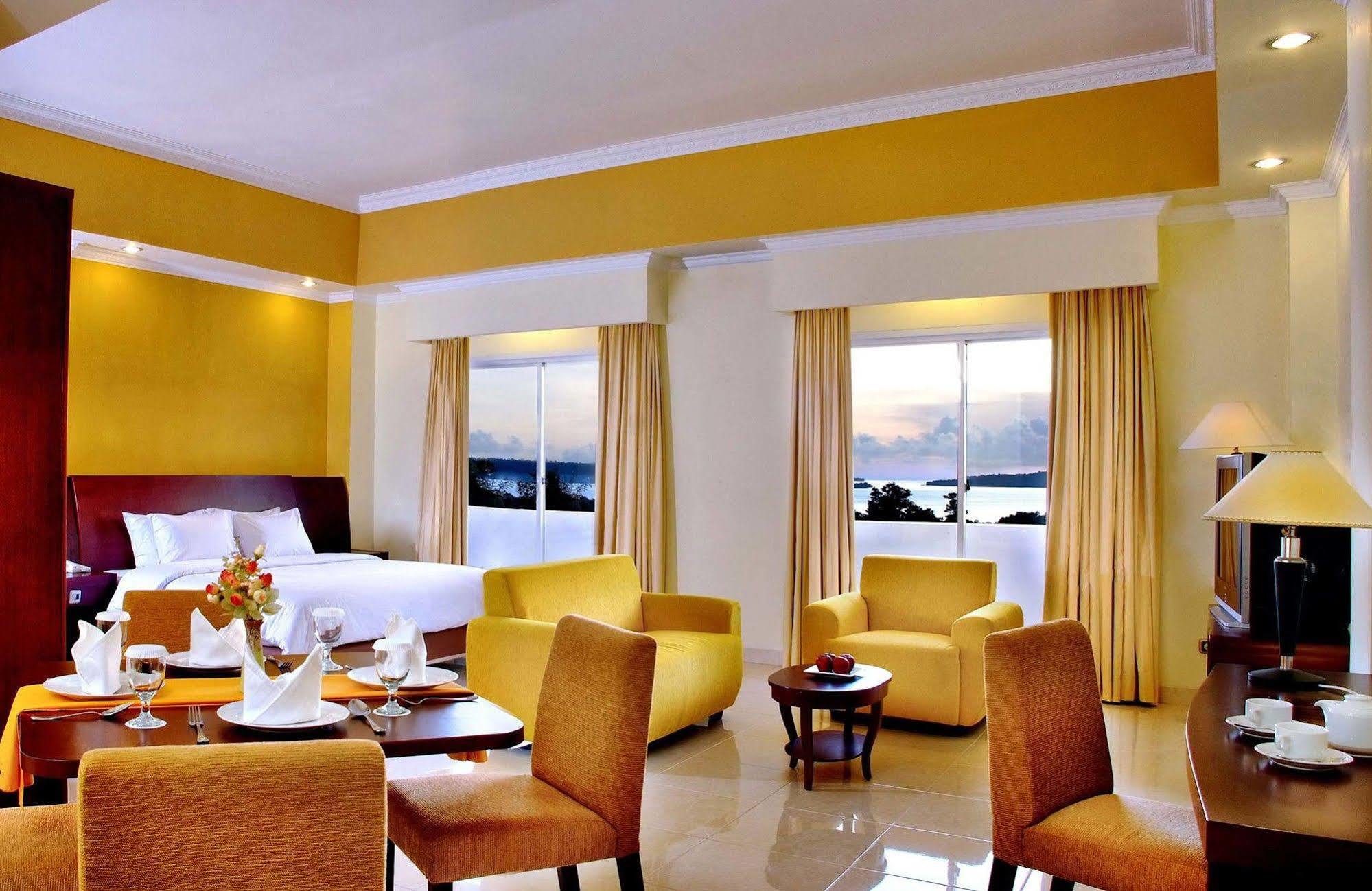 Aston Niu Manokwari Hotel&Conference Center Esterno foto